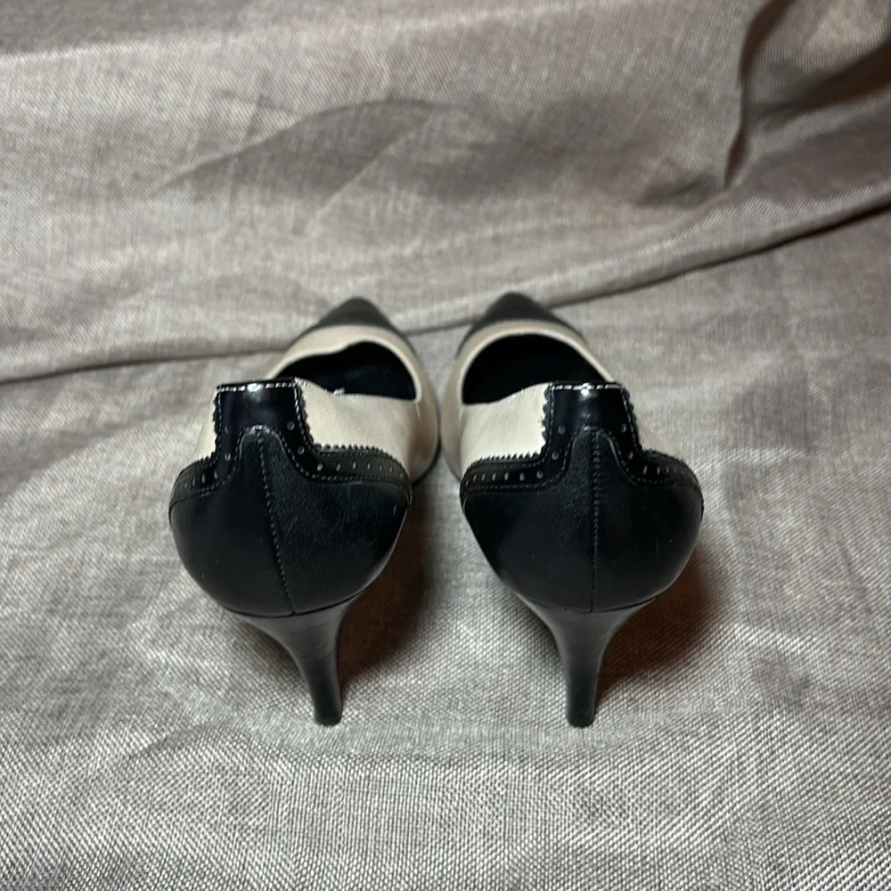 UNISA Women’s Two Tone Pointed Toe Pumps Size 7